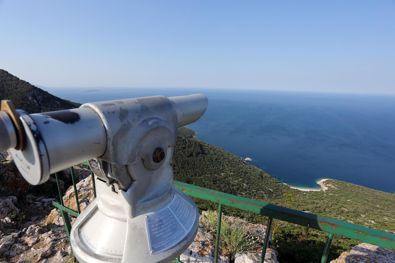 Selo Lubenice nalazi se na visokoj klisuri nad morem, na zapadnoj obali Cresa Selo Lubenice nalazi se na visokoj klisuri nad morem, na zapadnoj obali Cresa
