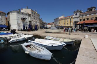 Grad Cres na otoku Cresu