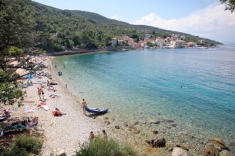 Valun: Pogled na grad Valun s oblinje plae