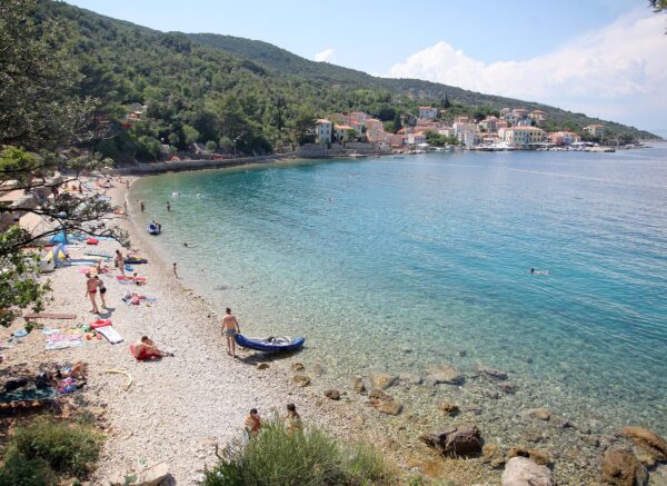 Valun: Pogled na grad Valun s oblinje plae