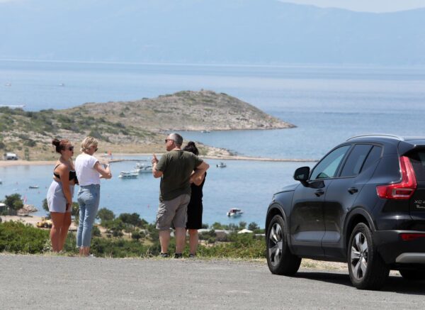 Turisti prilikom dolaska na Krk zastanu na odmorištu kako bi uživali u pogledu
