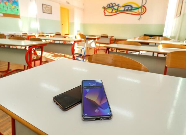 Pula: U OŠ “Monte Zaro” od prosinca je zabranjena upotreba mobitela