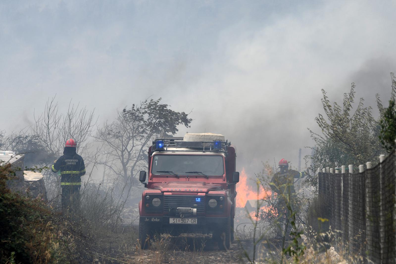 Jak vjetar otežava gašenje požara koji je planuo kod Grebaštice, kanaderi i air tractori u akciji, evakuiraju se stanovnici