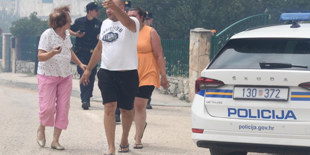 Jak vjetar otežava gašenje požara koji je planuo kod Grebaštice, kanaderi i air tractori u akciji, evakuiraju se stanovnici Jak vjetar otežava gašenje požara koji je planuo kod Grebaštice, kanaderi i air tractori u akciji, evakuiraju se stanovnici