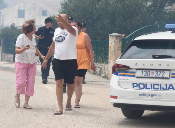 Jak vjetar otežava gašenje požara koji je planuo kod Grebaštice, kanaderi i air tractori u akciji, evakuiraju se stanovnici