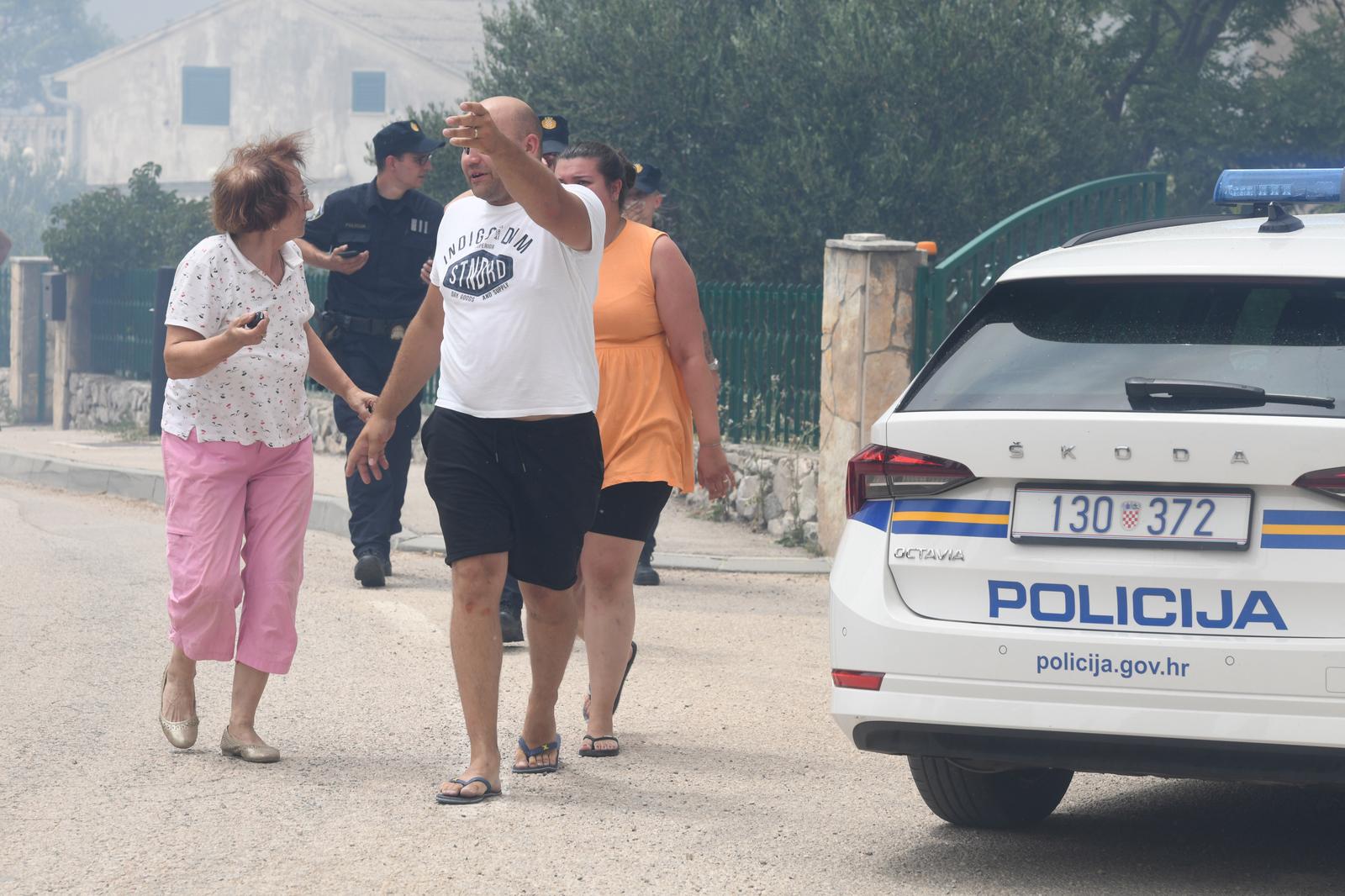 Jak vjetar otežava gašenje požara koji je planuo kod Grebaštice, kanaderi i air tractori u akciji, evakuiraju se stanovnici