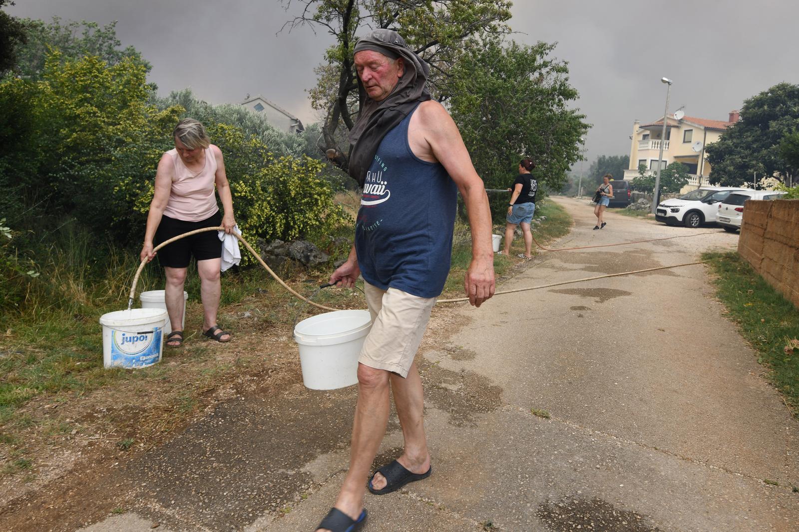 Jak vjetar otežava gašenje požara koji je planuo kod Grebaštice, kanaderi i air tractori u akciji, evakuiraju se stanovnici