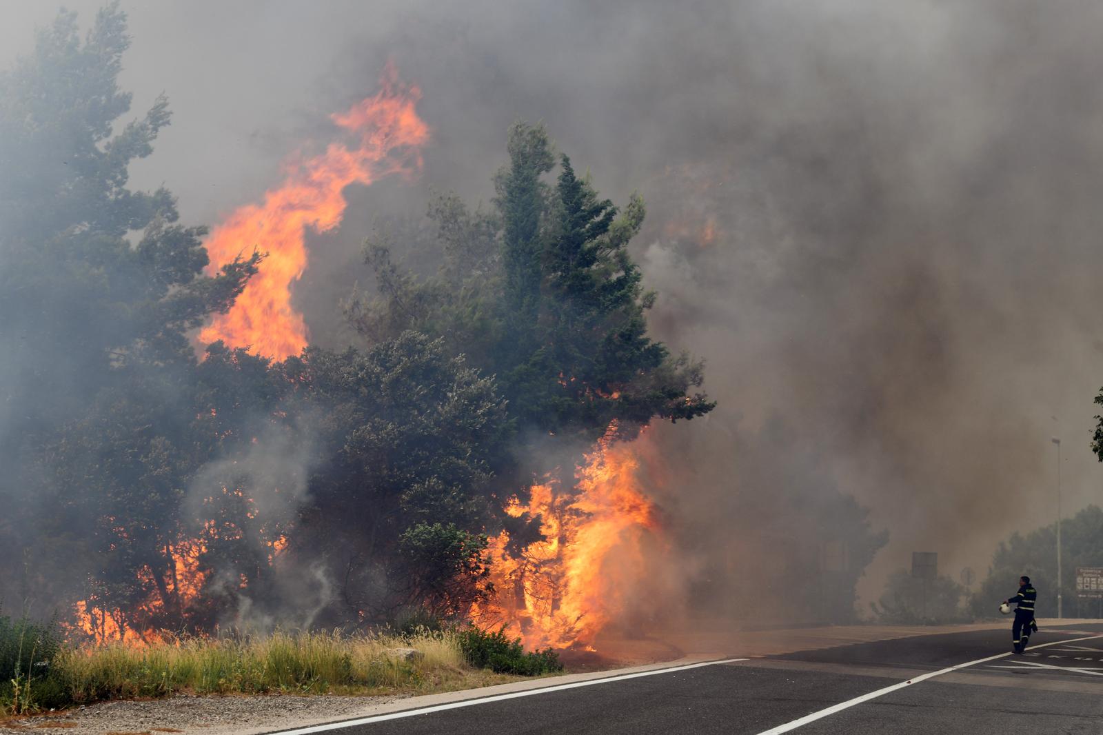 Jak vjetar otežava gašenje požara koji je planuo kod Grebaštice, kanaderi i air tractori u akciji, evakuiraju se stanovnici
