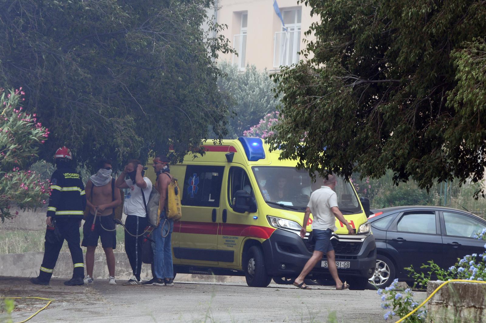 Jak vjetar otežava gašenje požara koji je planuo kod Grebaštice, kanaderi i air tractori u akciji, evakuiraju se stanovnici