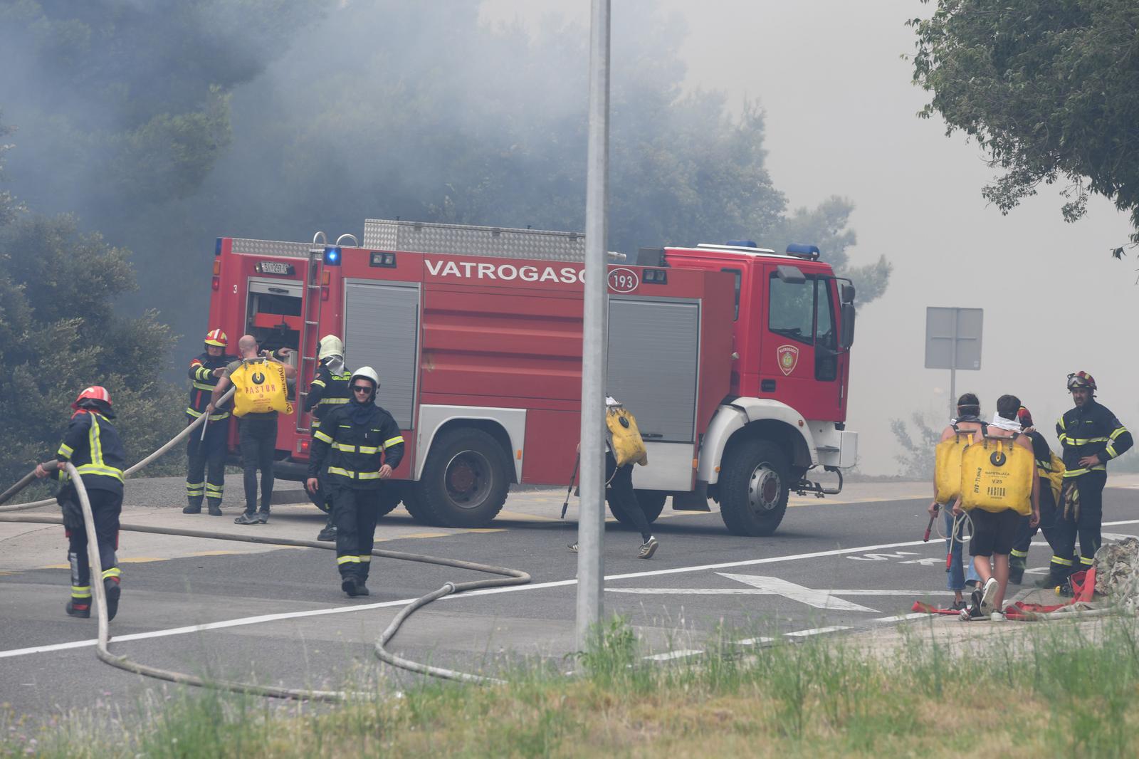 Jak vjetar otežava gašenje požara koji je planuo kod Grebaštice, kanaderi i air tractori u akciji, evakuiraju se stanovnici