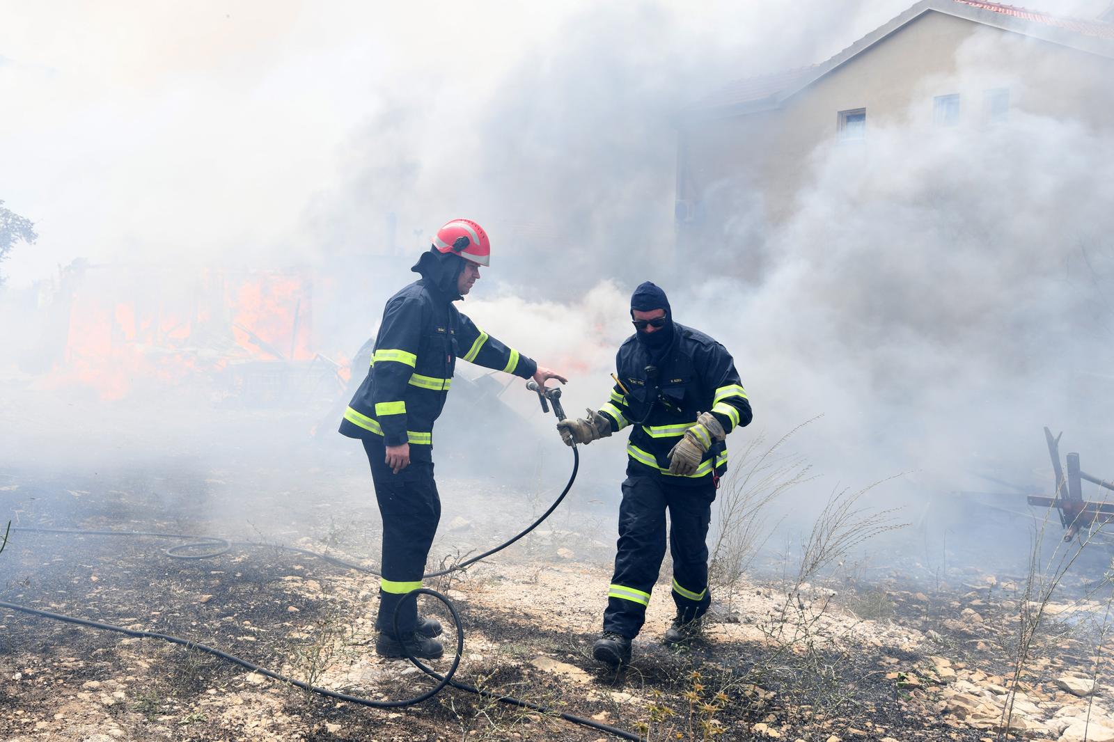 Jak vjetar otežava gašenje požara koji je planuo kod Grebaštice, kanaderi i air tractori u akciji, evakuiraju se stanovnici