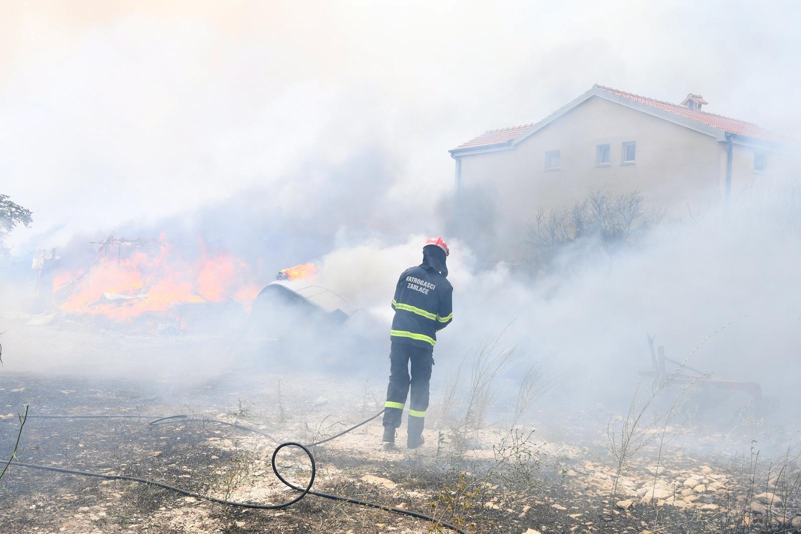 Jak vjetar otežava gašenje požara koji je planuo kod Grebaštice, kanaderi i air tractori u akciji, evakuiraju se stanovnici