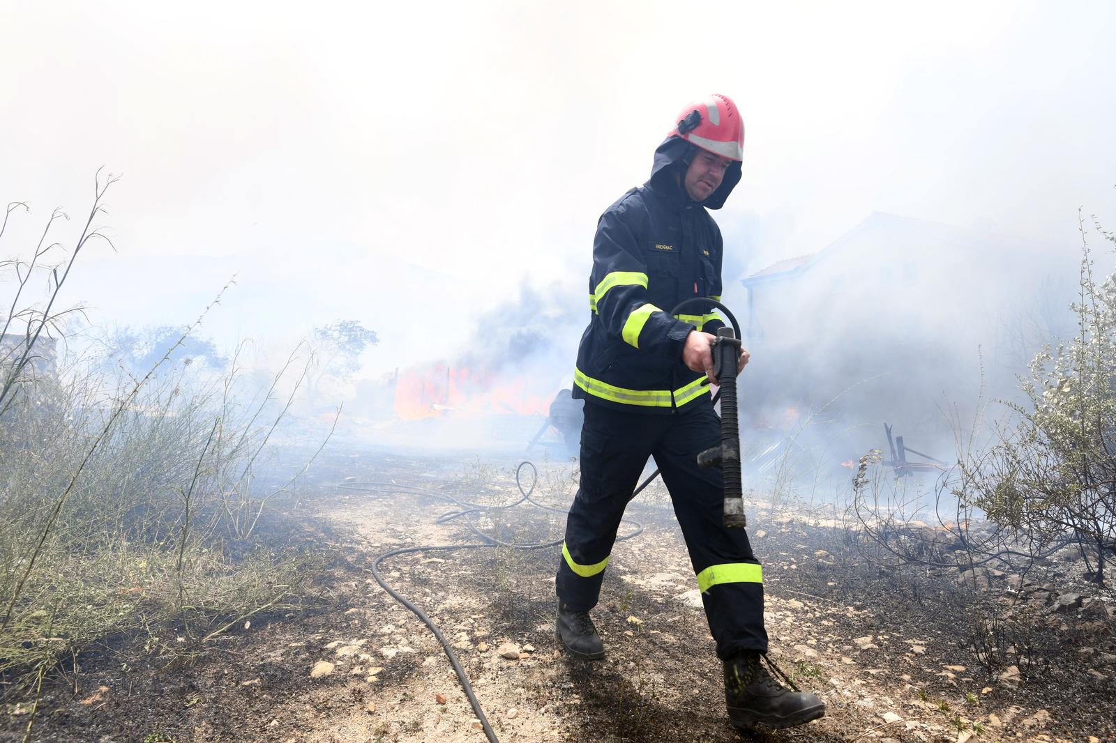 Jak vjetar otežava gašenje požara koji je planuo kod Grebaštice, kanaderi i air tractori u akciji, evakuiraju se stanovnici