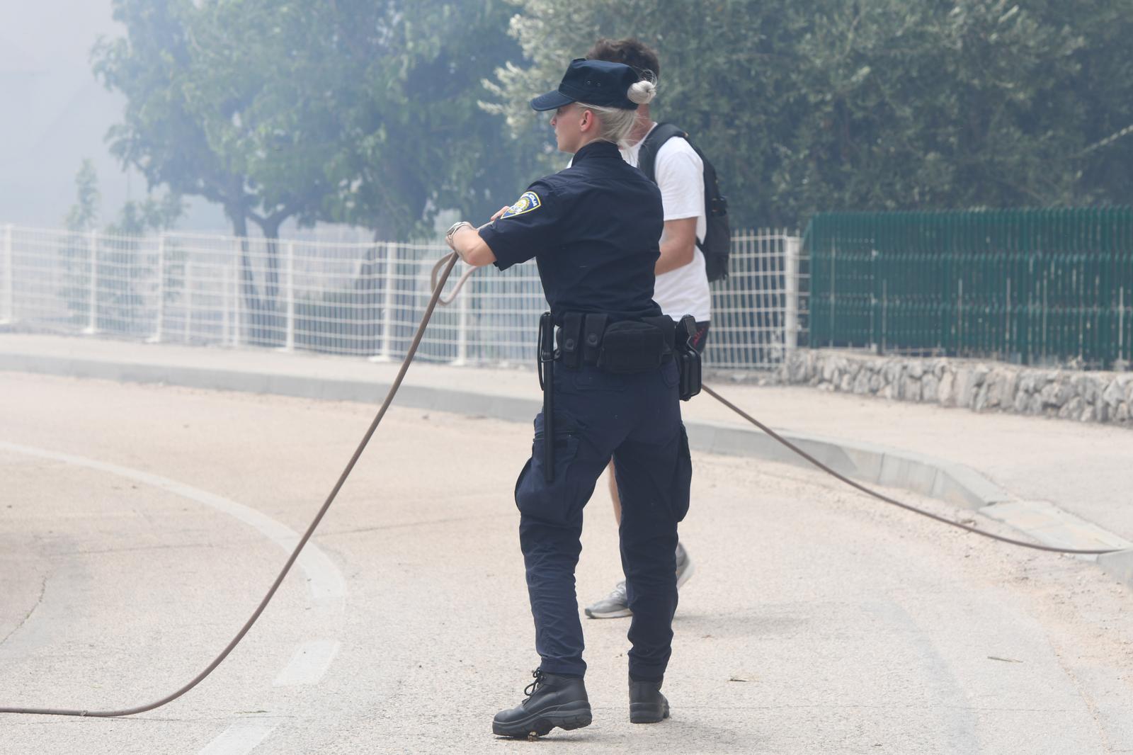Jak vjetar otežava gašenje požara koji je planuo kod Grebaštice, kanaderi i air tractori u akciji, evakuiraju se stanovnici