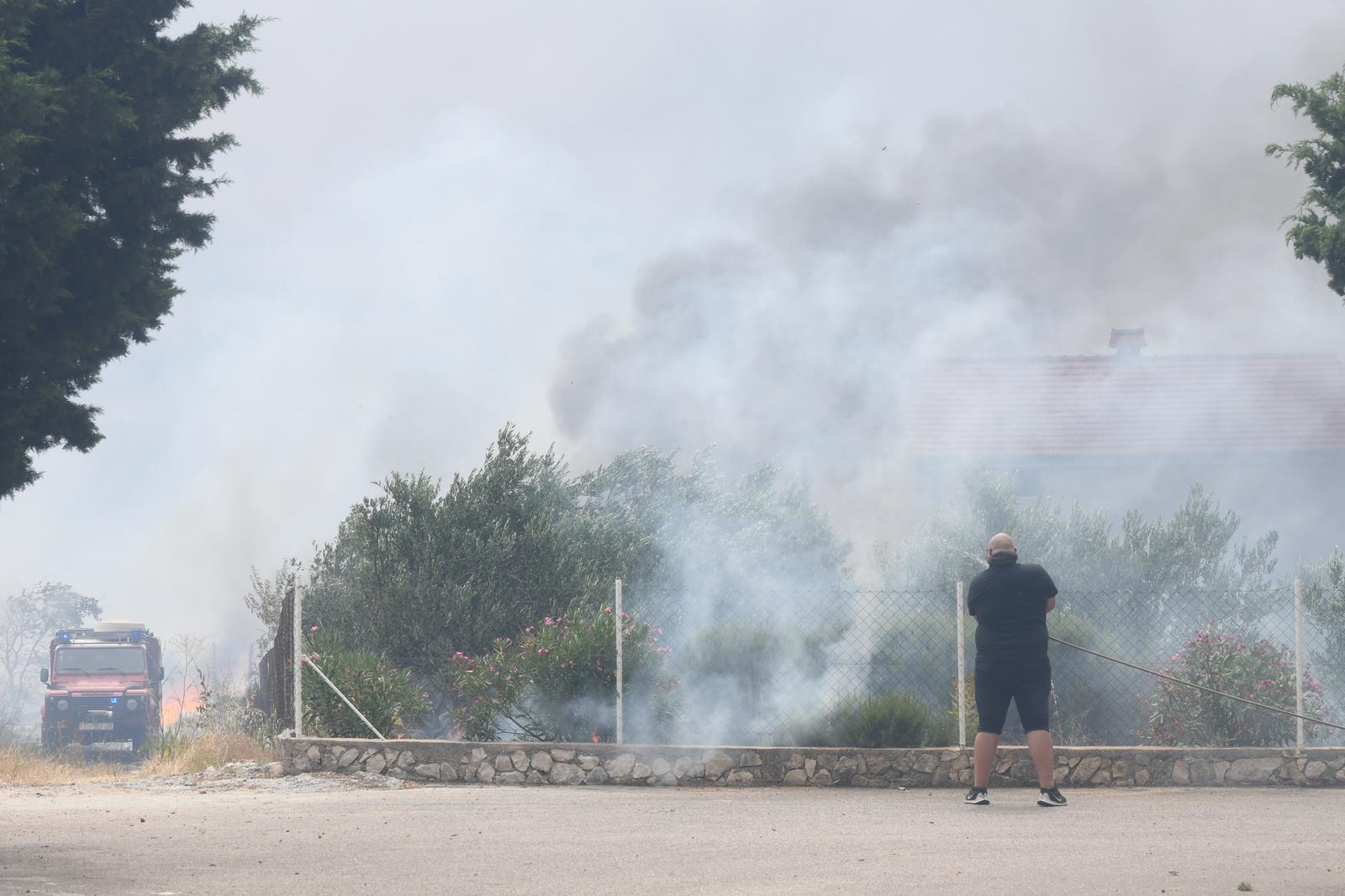 Jak vjetar otežava gašenje požara koji je planuo kod Grebaštice, kanaderi i air tractori u akciji, evakuiraju se stanovnici