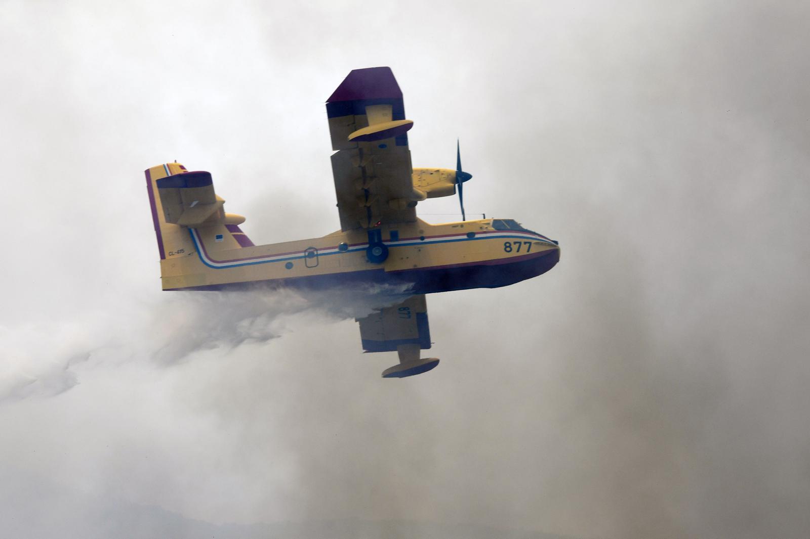 Jak vjetar otežava gašenje požara koji je planuo kod Grebaštice, kanaderi i air tractori u akciji, evakuiraju se stanovnici
