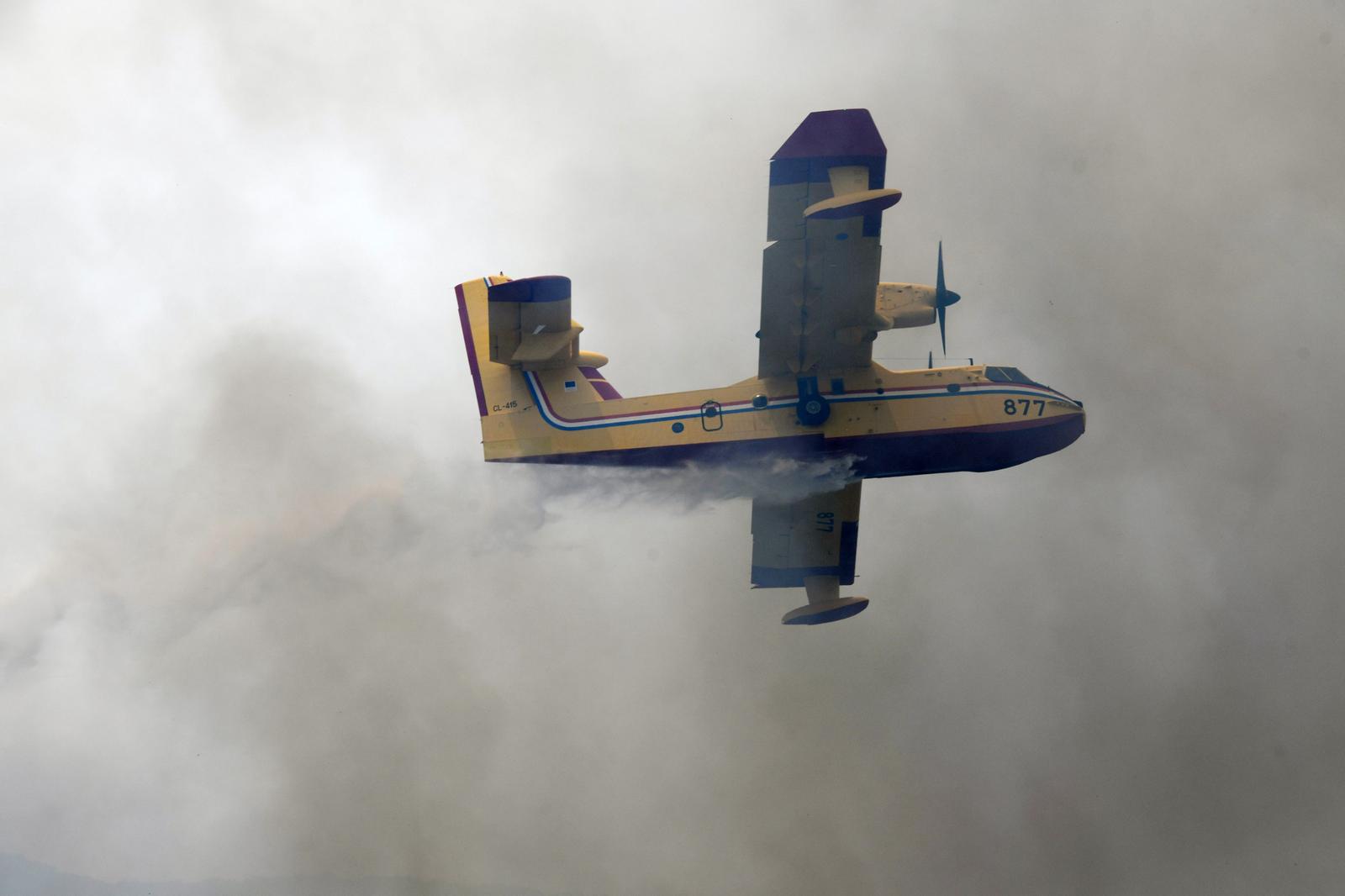 Jak vjetar otežava gašenje požara koji je planuo kod Grebaštice, kanaderi i air tractori u akciji, evakuiraju se stanovnici