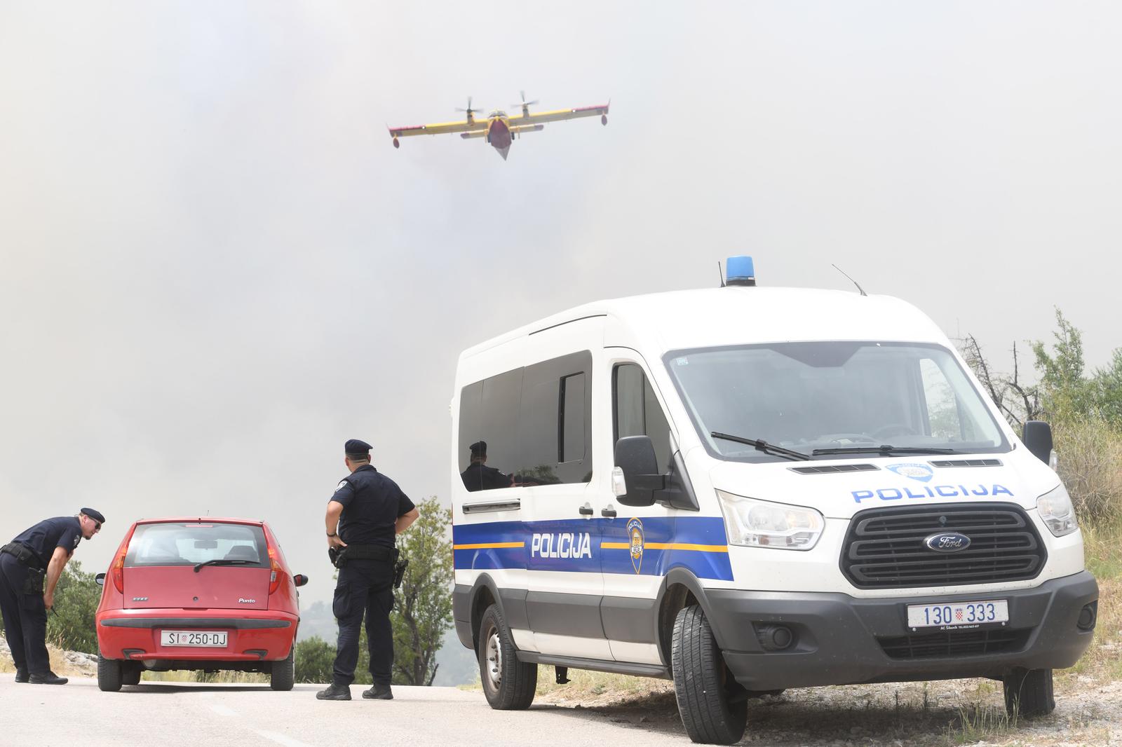 Jak vjetar otežava gašenje požara koji je planuo kod Grebaštice, kanaderi i air tractori u akciji, evakuiraju se stanovnici