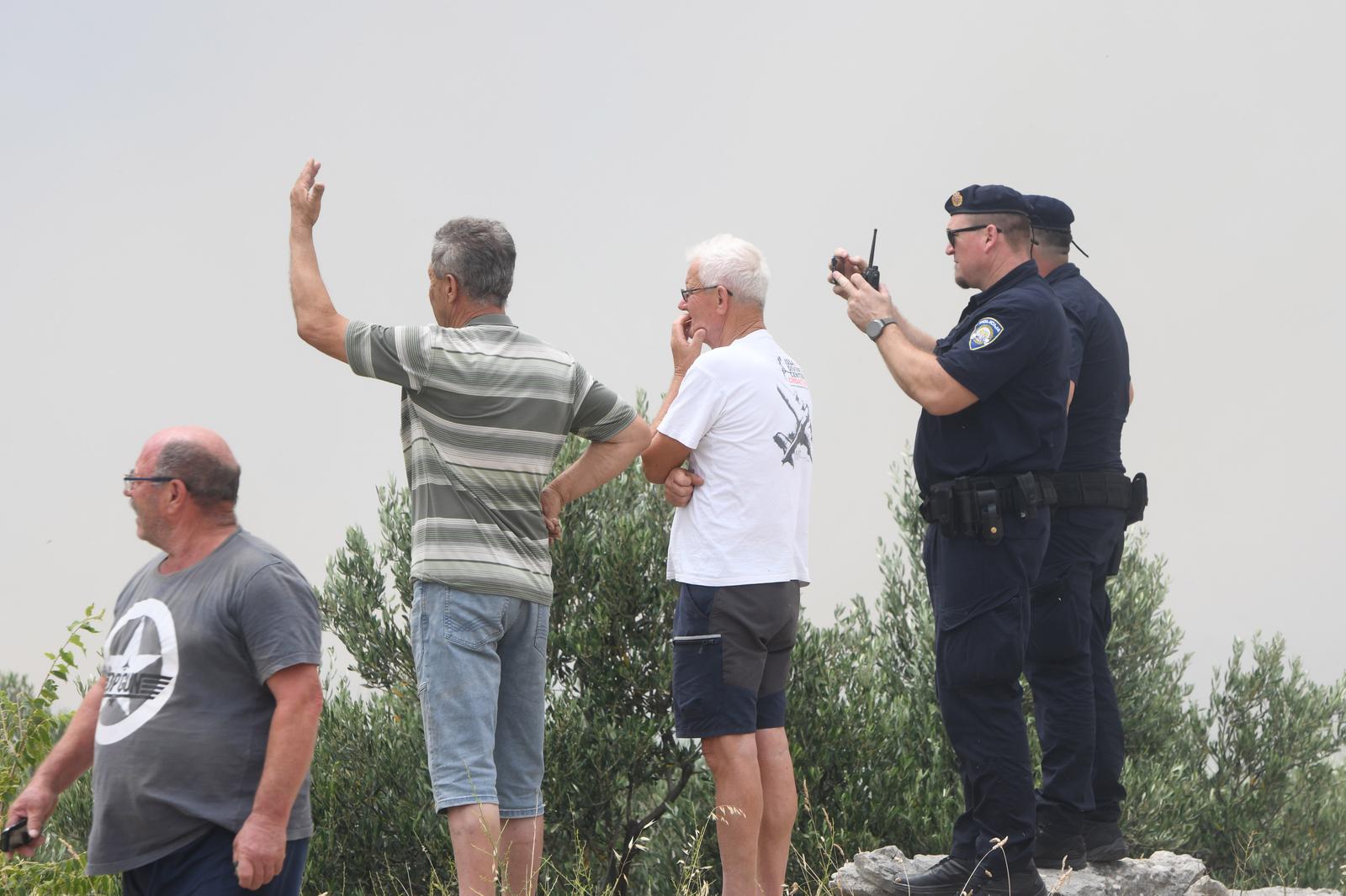 Jak vjetar otežava gašenje požara koji je planuo kod Grebaštice, kanaderi i air tractori u akciji, evakuiraju se stanovnici