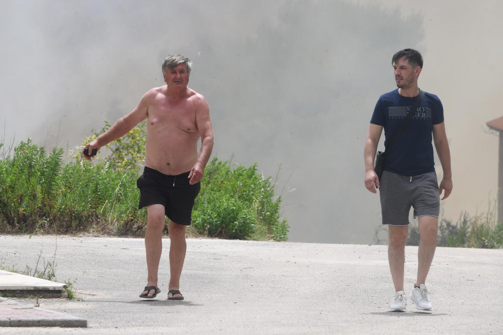 Jak vjetar otežava gašenje požara koji je planuo kod Grebaštice, kanaderi i air tractori u akciji, evakuiraju se stanovnici