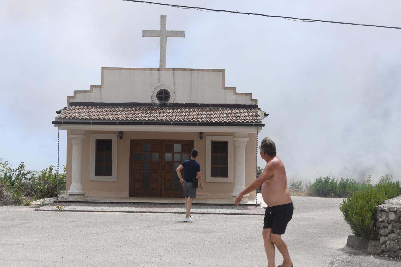 Jak vjetar otežava gašenje požara koji je planuo kod Grebaštice, kanaderi i air tractori u akciji, evakuiraju se stanovnici