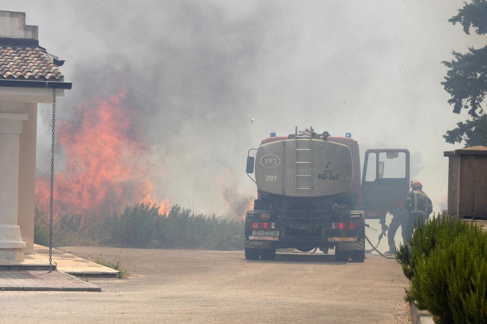 Jak vjetar otežava gašenje požara koji je planuo kod Grebaštice, kanaderi i air tractori u akciji, evakuiraju se stanovnici