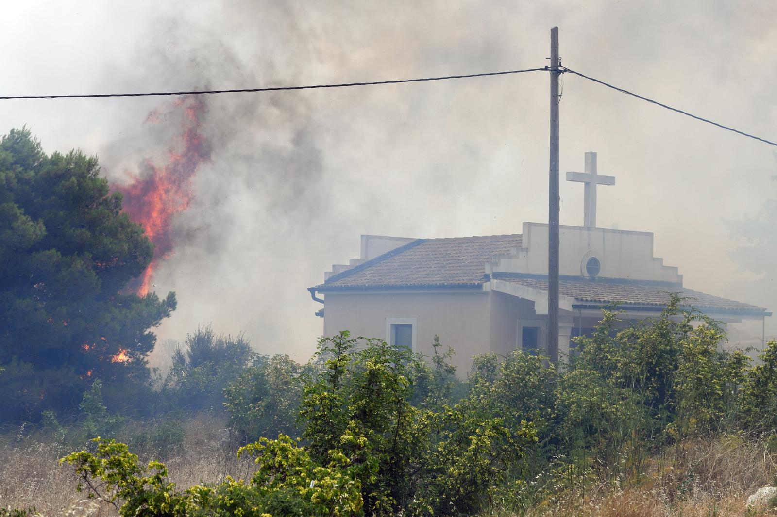 Jak vjetar otežava gašenje požara koji je planuo kod Grebaštice, kanaderi i air tractori u akciji, evakuiraju se stanovnici