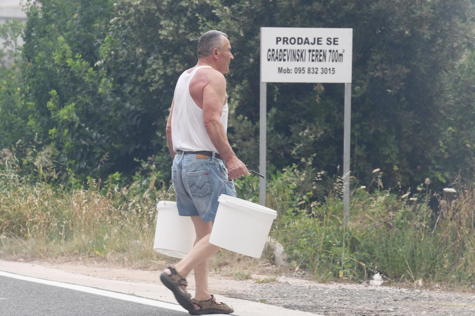 Jak vjetar otežava gašenje požara koji je planuo kod Grebaštice, kanaderi i air tractori u akciji, evakuiraju se stanovnici