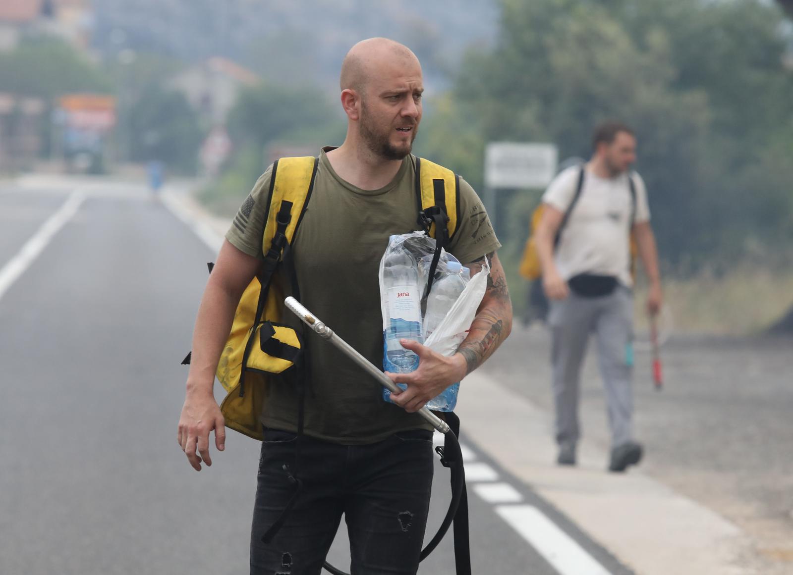 Jak vjetar otežava gašenje požara koji je planuo kod Grebaštice, kanaderi i air tractori u akciji, evakuiraju se stanovnici