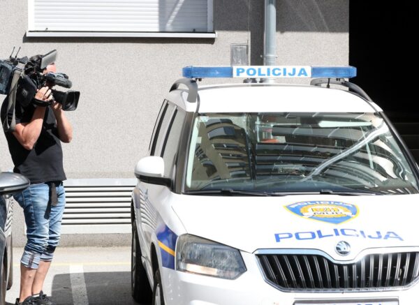 Zagreb: Policija ispred zgrade stana Slaviše Penave, osumnjičenog za korupciju u Poreznoj upravi