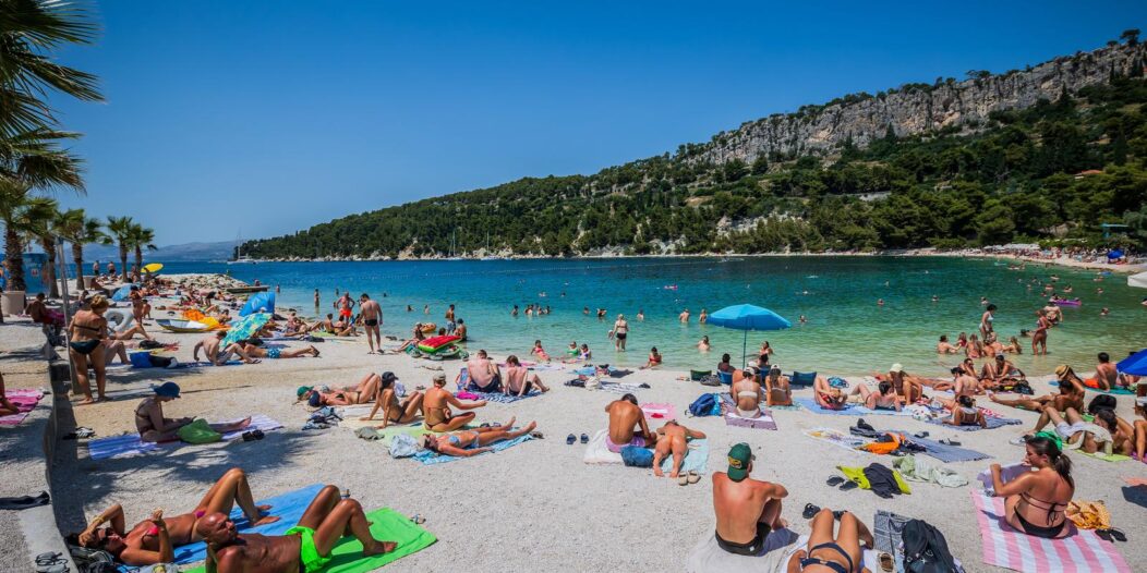 Gužva na splitskoj plaži Kasjuni podno Marjana Gužva na splitskoj plaži Kasjuni podno Marjana
