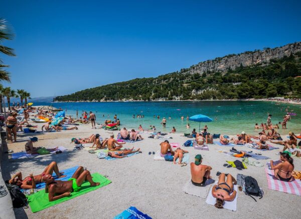 Gužva na splitskoj plaži Kasjuni podno Marjana