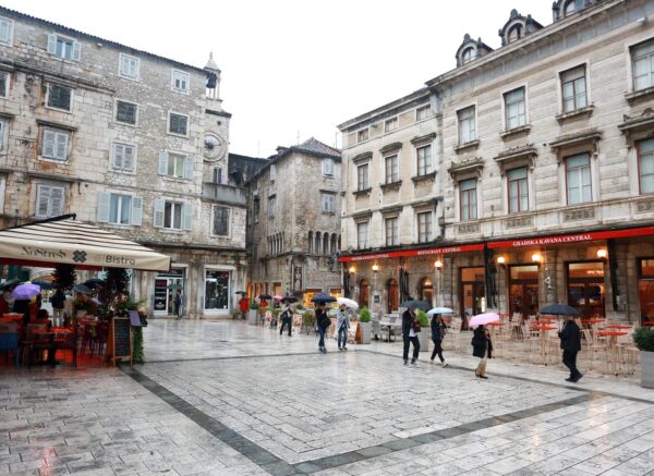 Split: Iako od ranog jutra pada kia turisti uivaju u razgledavanju grada