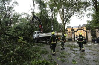 Zagreb: Posljedice nevremena ispred Klinike za psihijatriju “Vrap?e” Zagreb: Posljedice nevremena ispred Klinike za psihijatriju “Vrap?e”