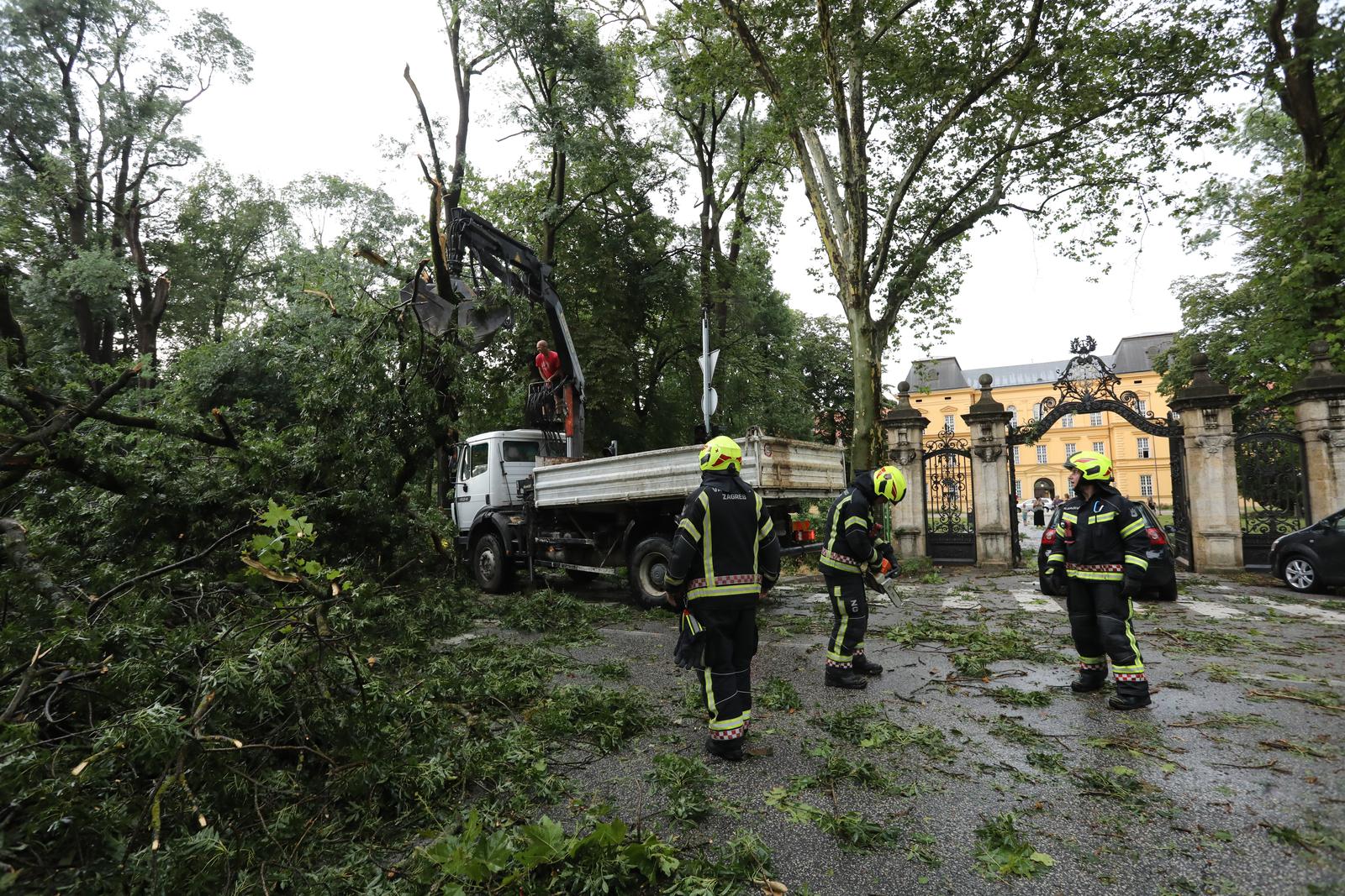 Zagreb: Posljedice nevremena ispred Klinike za psihijatriju “Vrap?e” Zagreb: Posljedice nevremena ispred Klinike za psihijatriju “Vrap?e”