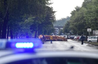 Zagreb: Posljednice nevremena kod Selske ceste, vjetar sruio dizalicu Zagreb: Posljednice nevremena kod Selske ceste, vjetar sruio dizalicu