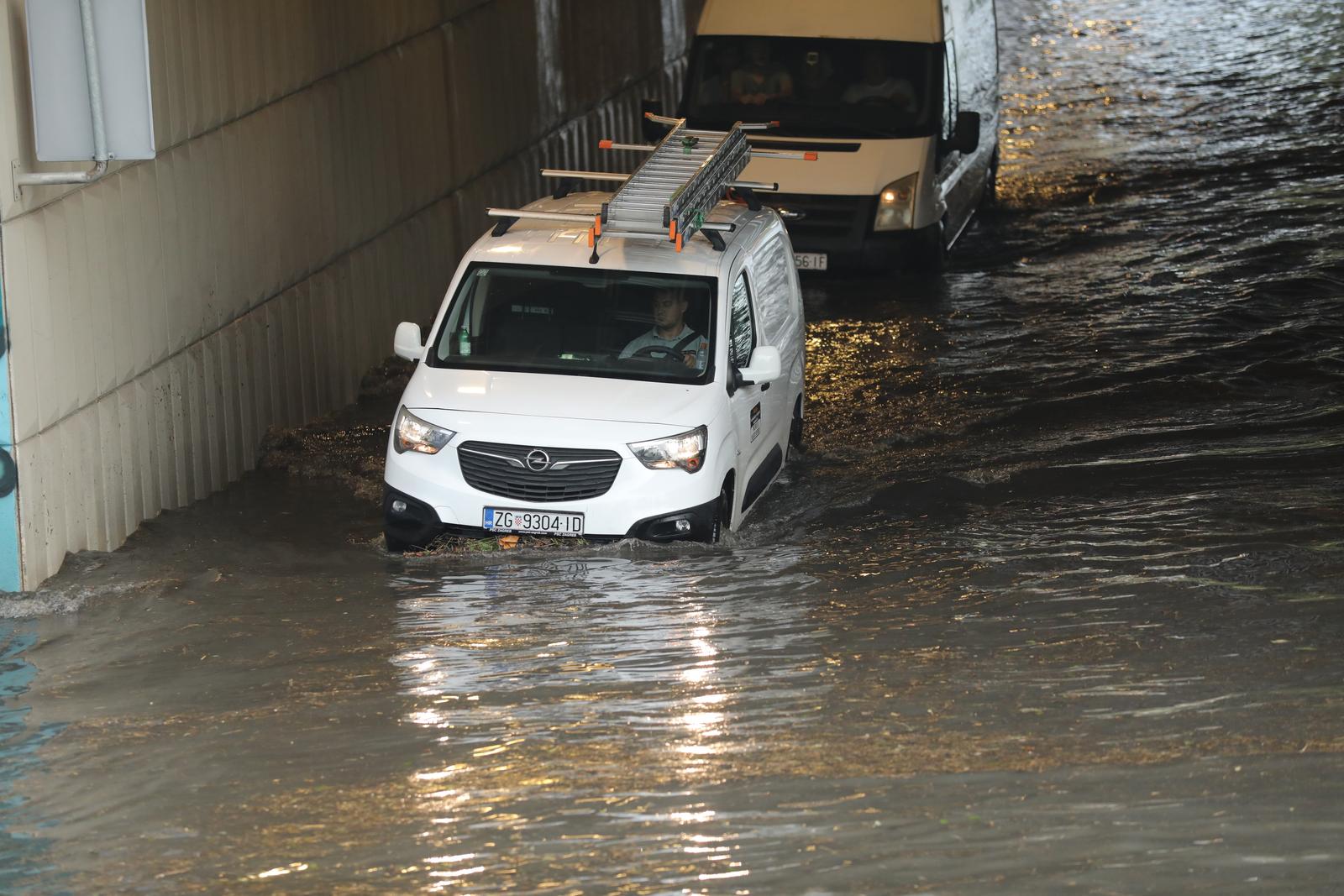 Zagreb: Podvožnjak u Selskoj potpuno je potopljen Zagreb: Podvožnjak u Selskoj potpuno je potopljen