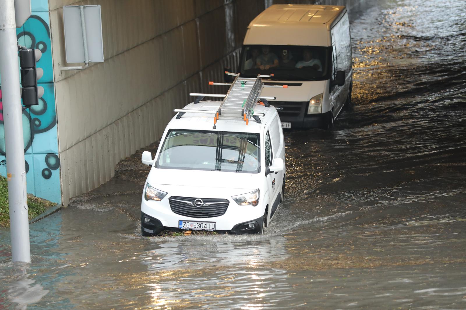 Zagreb: Podvožnjak u Selskoj potpuno je potopljen Zagreb: Podvožnjak u Selskoj potpuno je potopljen