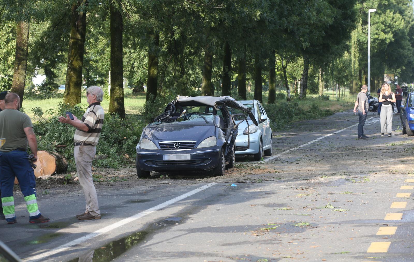 Zagreb: U ulici Marijana Čavića od posljedica oluje smrtno stradala jedna osoba Zagreb: U ulici Marijana Čavića od posljedica oluje smrtno stradala jedna osoba
