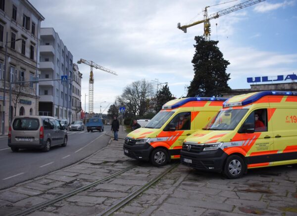 Pula: Djelatnici Hitne pomoći sirenama prosvjedovali jer su jedina hitna služba u Hrvatskoj čiji zaposlenici nemaju beneficirani radni staž