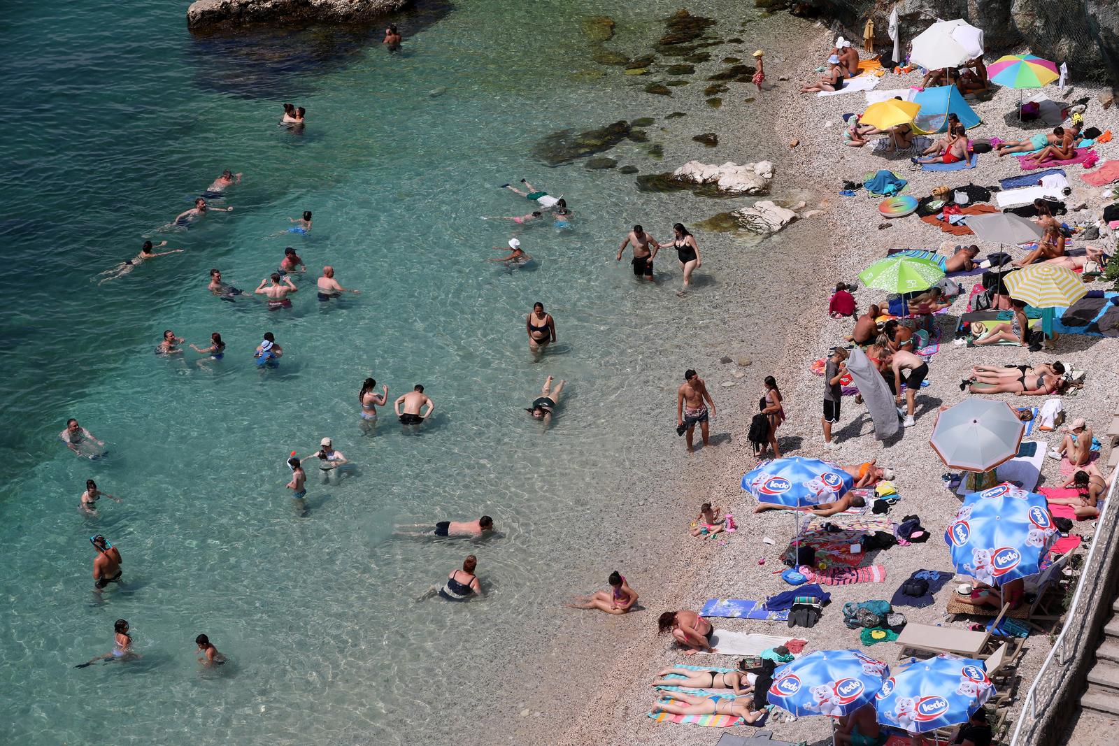Rijeka: Kupaci na gradskoj plazi Sablicevo Rijeka: Kupaci na gradskoj plazi Sablicevo