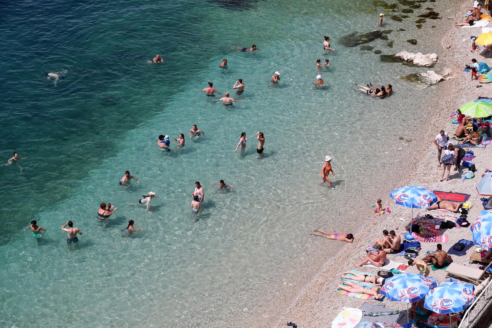 Rijeka: Kupaci na gradskoj plazi Sablicevo Rijeka: Kupaci na gradskoj plazi Sablicevo
