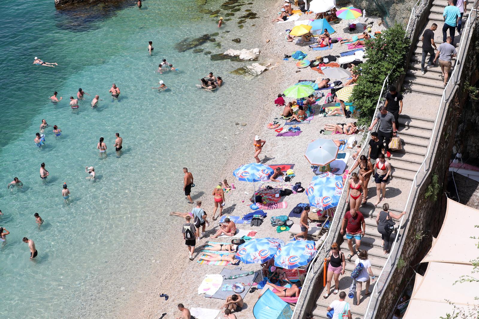 Rijeka: Kupaci na gradskoj plazi Sablicevo Rijeka: Kupaci na gradskoj plazi Sablicevo