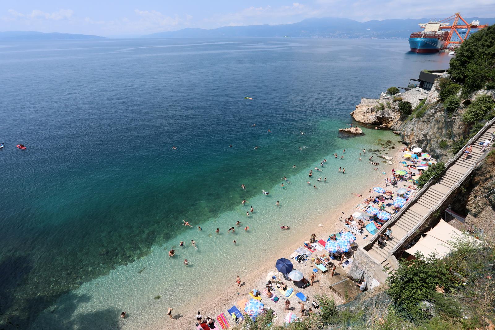 Rijeka: Kupaci na gradskoj plazi Sablicevo Rijeka: Kupaci na gradskoj plazi Sablicevo