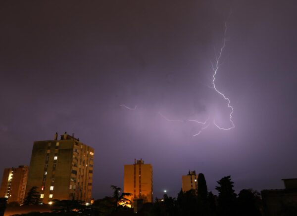 Rijeka: Munje na nebu iznad grada Rijeka: Munje na nebu iznad grada