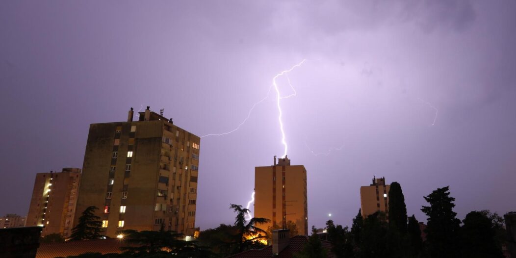 Rijeka: Munje na nebu iznad grada Rijeka: Munje na nebu iznad grada