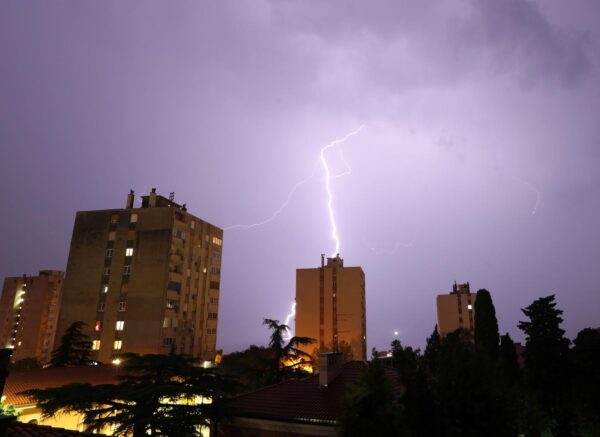 Rijeka: Munje na nebu iznad grada
