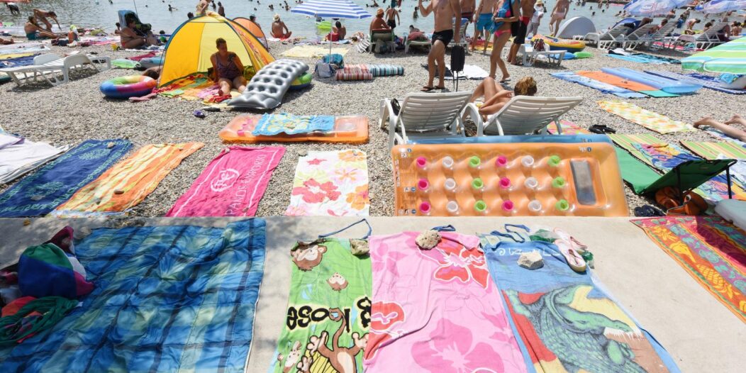 Turisti mjesta na plaama rezerviraju ostavljanjem ru?nika Turisti mjesta na plaama rezerviraju ostavljanjem ru?nika