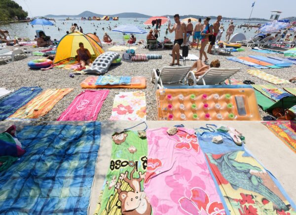 Turisti mjesta na plaama rezerviraju ostavljanjem ru?nika