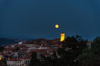 Mjesec iznad mjesta Beli na Cresu